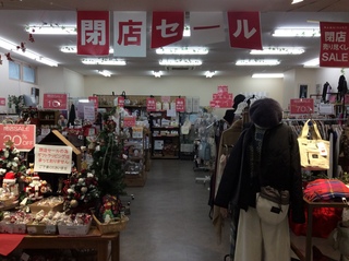 閉店前セール様----00085236454 葛飾区】別れの挨拶交わす店内… 新小岩ルミエール商店街「靴のさくら屋